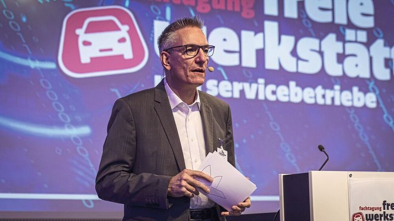 Kfz-Betrieb-Chefredakteur Wolfgang Michel führte durch die Traditionsveranstaltung. (Bild: Stefan Bausewein)