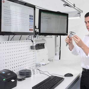 DIRKI unterstützt kleine und mittlere Unternehmen beim Einstieg in die Digitalisierung und den Einsatz von Künstlicher Intelligenz – passgenau abgestimmt auf ihren individuellen Reifegrad. Das Exponat adressiert eine zentrale Herausforderung vieler KMU: technische Einstiegshürden und die starke Fokussierung auf Einzelaufträge erschweren häufig die Automatisierung von Prozessen. Zu sehen in Halle 27, Stand B35 (Gemeinschaftsstand Mittelstand-Digital).(Bild:  DFKI)