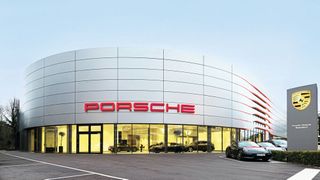Ein Meilenstein in diesem Jahr: Gottfried Schultz hat das Porsche-Zentrum am Düsseldorfer Flughafen gemäß dem Standard „Destination Porsche“ umgebaut. (Bild: Dirk Baumbach)