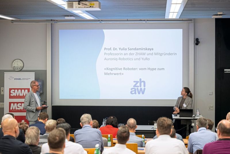 Prof. Dr. Yulia Sandamirskaya über kognitive Roboter vom Hype zum Mehrwert mit Moderator René Brugger, Geschäftsführer SwissT.net. (Bild: Thomas Entzeroth)