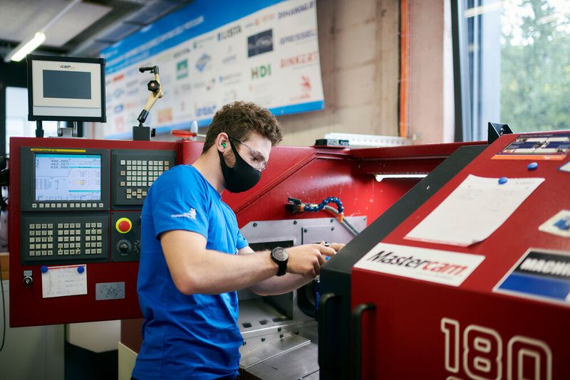 ven Hebeisen, Swissmechanic, Polymechaniker/in EFZ, CNC Drehen. (Bild: © Manu Friederich)