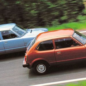 Der kleine Kompakte besaß einen quer eingebauten 1,2-l-4-Zyindermotor mit 40 kW (54 PS) mit einem Motorblock aus Aluminium. Er trieb die Vorderräder an. Modern war auch das Fahrwerk mit einzeln an MacPherson-Federbeinen aufgehängten Rädern.(Bild:  Honda)