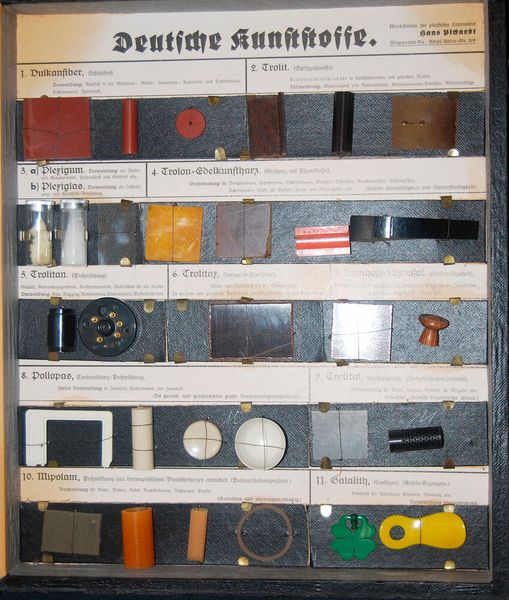 Beispiele für Kunststofftypen aus Deutschland. Diese Tafel mit Bauteilbeispielen war wohl für schulische Zwecke gedacht. Die Polymere heißen Vulkanfiber, Trolit, Plexigum, Trolon-Edelkunstharz, Trolitan, Trolitax, Hartholz-Lignosol, Pollopas, Trolitul, Mipolam und Galalith. (Bild: KMV)