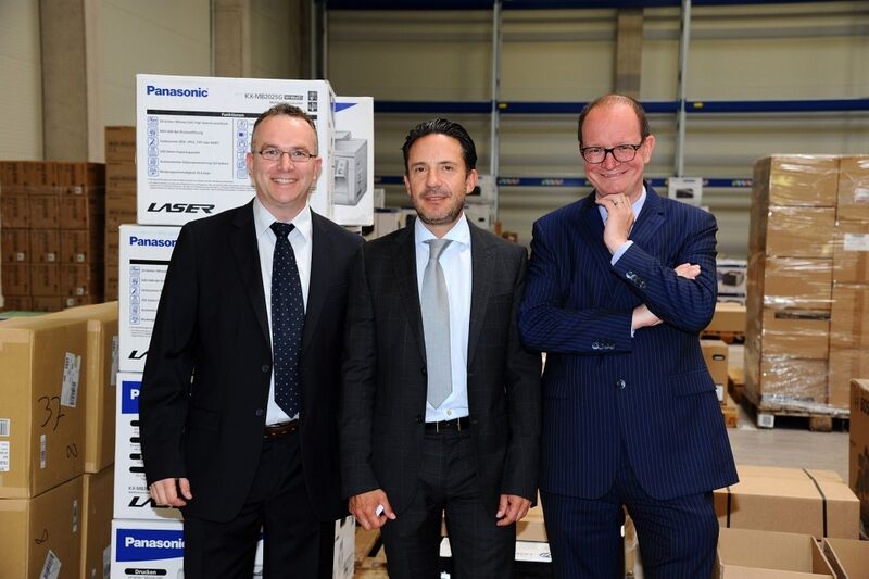 Logistikleiter Philippe Geyer (l.) mit den Vorständen Jörg Herweck (Mitte) und Dieter Philippi. (Herweck)