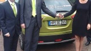 Markus Schauss und Manuel Weber von Suzuki übergaben den Wagen an BFC-Leiterin Sylvia Gerl. (Foto: BFC)