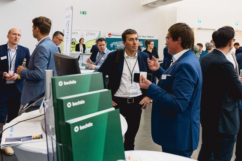 Konstruktion meets Produktion: Während der Pausen fand in der gemeinsamen Ausstellung der beiden Foren reger Austausch statt.  (Bild: Stefan Bausewein/VCG)
