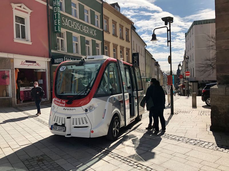 Ein selbstfahrendes Shuttle in der Hofer Innenstadt. Ein selbstfahrendes Shuttle in der Hofer Innenstadt.