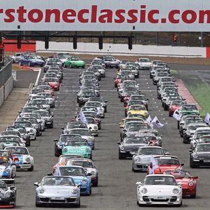 Typisch für Fans der Marke Porsche: Sie bewegen ihre Schätze oft auch regelmäßig unter „artgerechten“ Bedingungen.(Bild:  Jakob Ebrey)