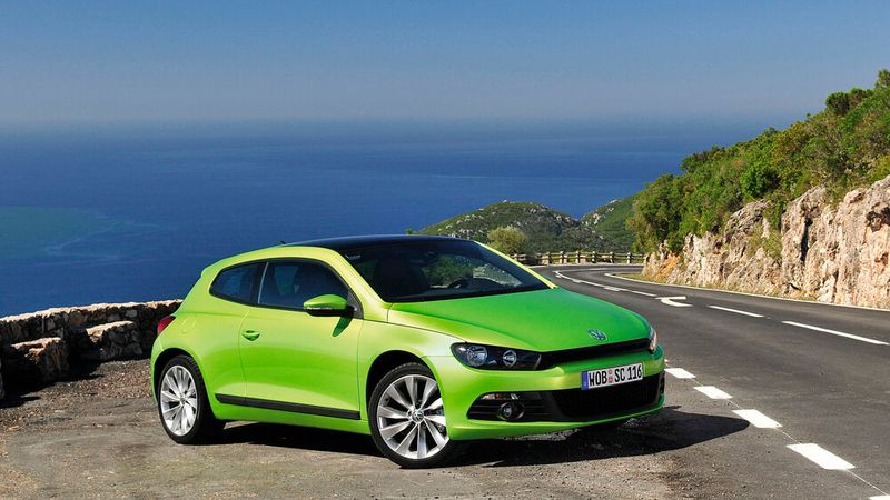 Während die Produktion der Scirocco-Baureihen I und II nahtlos ineinander überging, kam die Baureihe III erst 16 Jahre nach Auslaufen des Typs II (1992) auf den Markt. Die Produktion endete mit dem Modelljahr 2017. Technisch basiert der Scirocco der dritten Generation auf der von VW mit dem Golf V eingeführten PQ35-Plattform mit Quermotor. (Bild: Volkswagen)