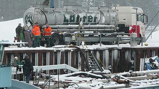 Flughäfen wie Düsseldorf, Frankfurt/Main oder München benötigen bei extremen Witterungsbedingungen bis zu 20 Lkw-Lieferungen Enteisungsmittel pro Tag (je zirka 25 t, im Bild die Umladung vom Schiff auf den Tanklastzug). Bild: Lanfer Logistik (Archiv: Vogel Business Media)