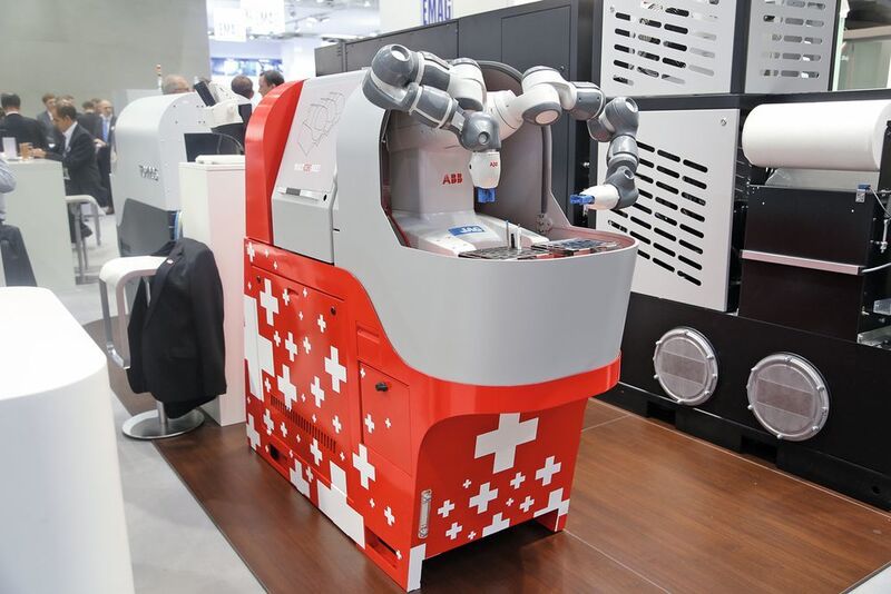 Une vache suisse hybride dotée d'une carrosserie Almac et du robot YuMi d'ABB. Une idée marketing intéressante exposée sur le stand Tornos à l'EMO 2017. (JR Gonthier)