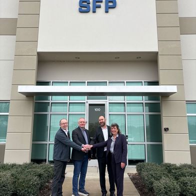 Managementwechsel bei SFP Hydraulics in Katy/Houston (USA): Roth Hydraulics-Geschäftsführer Frank Fuchs (links) und Vertriebsleiterin Monika Schwab (rechts) verabschienden Kevin Rasefske (2. von links) und begrüßen seinen Nachfolger, Robin Hodgson. (Bild: Roth Hydraulics)