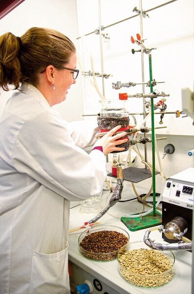 Jana Köster hat im Labor ein ökologisches Verfahren für die Entkoffeinierung von Kaffeebohnen entwickelt. (FH Münster/Theresa Gerks)
