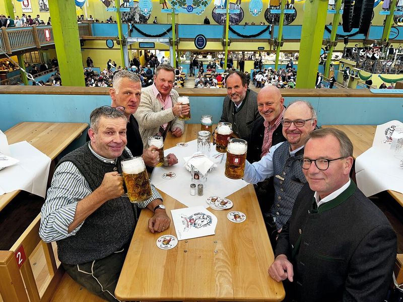 (v. l.) Eckhard Schaumann (RSA) mit Thomas Scharff und Stefan Buchta (Axians), Stefan Ostermeyer (Arrow), Alexander Jentl (Software One), Kristian Behrens und  Paul Karrer (Arrow) (Bild: Vogel IT-Medien GmbH)