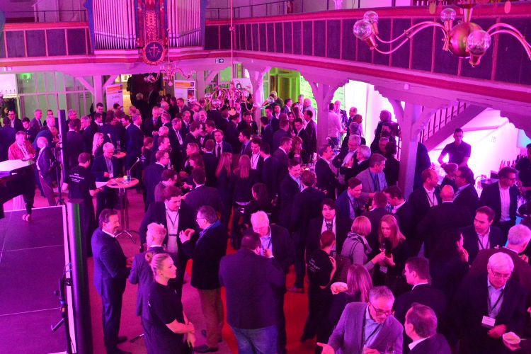 Zur Preisverleihung waren viele Gäste in die Nürtinger Kreuzkirche gekommen. (IFA)