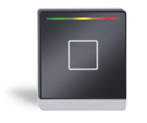 Red Dot Award 2015 - RFID-Zutrittskontrollleser VOXIO Touch von phg Peter Hengstler: VOXIO Touch ist ein RFID-Zutrittskontrollleser mit einer Glasoberfläche und kapazitiver PIN-Code-Tastatur. Der Leuchtbalken als Statusanzeige ist in drei Felder geteilt. Die Symbolik in Form eines Quadrats zeigt die Position des RFID-Lesefeldes an. Die Hintergrundbeleuchtung ermöglicht den sicheren Einsatz in dunkler Umgebung. Darüber hinaus bietet die geringe Aufbauhöhe die ideale Möglichkeit zur nahtlosen Integration in bestehende Architektur. (Bild: Red Dot)