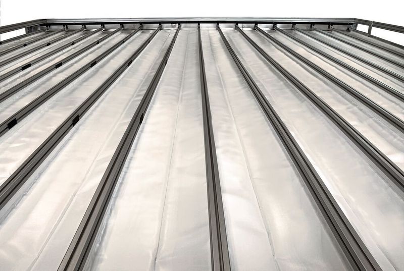 „Sicherheit von oben“ gibt es u.a. mit dem Dachabdeckungssystem Roover. Sie eignen sich für große Tragweiten, vor allem für spanende Werkzeugmaschinen mit mobiler Traverse.  (Arno Arnold)