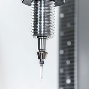 Die Maschine trägt bei der Fertigung von unterschiedlichen Klimafiltern für Lkw dosiert Dichtungsmasse auf.