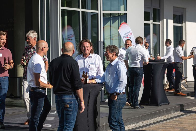 Steckverbinderkongress 2022: Das Get together am 4. Juli 2022 und die Abendveranstaltung am 5. Juli 2022 auf dem Vogel-Campus boten viele Gelegenheiten sich in entspannter Atmosphäre auszutauschen und zu netzwerken. Schon so manches Projekt nahm hier seinen Anfang. (Bild: Elektronikpraxis)