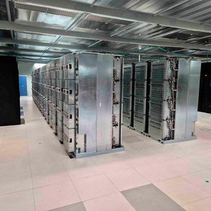 Quasi entkleidet: die Rack-Reihen des Supercomputing-Cluster „Hawk“(Bild:  HLRS)