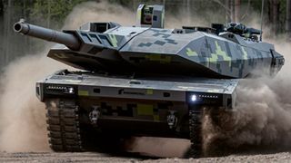 Nicht nur mit dem neuen Kampfpanzer Panther rollt ein neues Schwergewicht der Rüstung auf Europa zu. Denn Rheinmetall hat jetzt mit dem italienischen Waffenhersteller Leonardo eine ebenso wuchtige neue Firma gegründet, die für Kampf- und Schützenpanzer der Zukunft sorgen soll. (Bild: Rheinmetall)