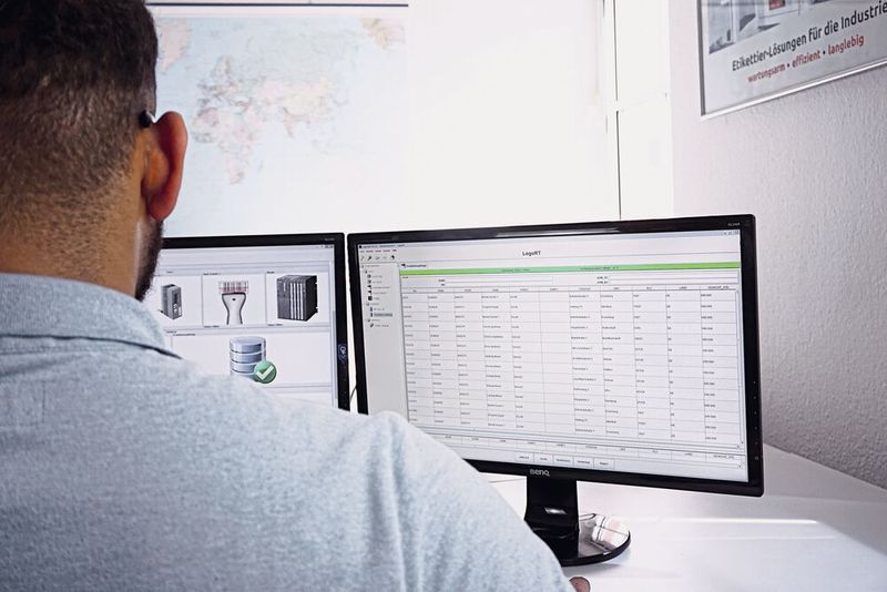 Als einer von nur wenigen Anbietern entwickelt Logopak sowohl die Etikettiersysteme als auch die Etikettiersoftware selbst. Daher ist die Software-Suite „LogoSoft“ perfekt auf die verschiedenen Kennzeichnungslösungen des Unternehmens abgestimmt. (Bild: Logopak)