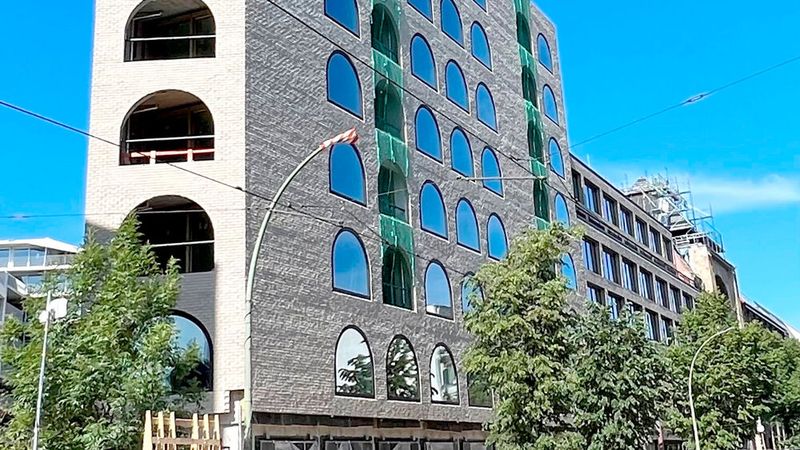 … das städtebaulich Akzente setzen will. Der dreieckige Grundriss des Oro-Gebäudes, das den Showroom beherbergt, erinnert an das „Flatiron Building“ in Manhattan. (Bild: Seat Deutschland)