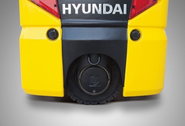 Das Hinterrad lässt sich um 90° drehen, somit kann der Stapler auf der Stelle wenden. (Bild: Hyundai Heavy Industries Europe)