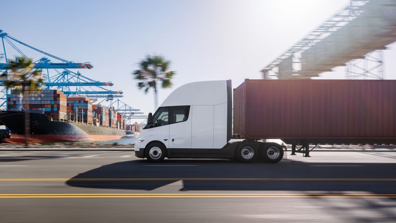 Einride integriert den Tesla Semi in sein Netzwerk.(Bild:  Tesla)