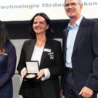 Bettina Schall, managing director of Schall trade fair promoters, presented a personalised award to 12 companies that exhibited at the very first Fakuma in 1981 and are still among the exhibitors today.  (Source: Schall)