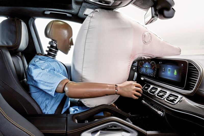 Der neue Fahrer-Airbag entfaltet sich über dem zuvor eingefahrenen Lenkrad. (Daimler)