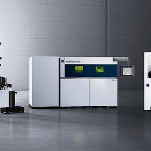 Mit der Truprint 3000 zeige Trumpf eine ganz auf die industriellen Belange abgestimmte Anlage zur additiven Fertigung von Metallteilen, die außerdem alle relevanten industrie-4.0-konformen Features biete. Hier mit umfangreicher Peripherie für das Teile- und Pulvermanagement dargestellt.