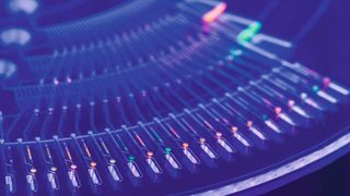 Abb. 1: Lab-Disk für die Proteinstrukturanalyse: Die mikrofluidische Struktur ermöglicht dabei die vollautomatische Probenvorbereitung im Submikroliterbereich. (Bild: HSG-IMIT/Bernd Mueller Fotografie)