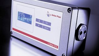 Korrosionsschutz-Monitoring in der Halbzeugindustrie – der Dichemesssensor L-Dens 313 ist robust aufgebaut und kann ohne Probleme in Prozessleitsysteme integriert werden. (Bild: Anton Paar)