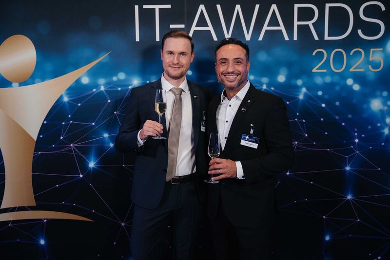 Thomas Aiglshofer und Volkan Korkmaz von Matrix 42 begrüßen den Abend.  (Bild: Manuel Emme Fotografie)