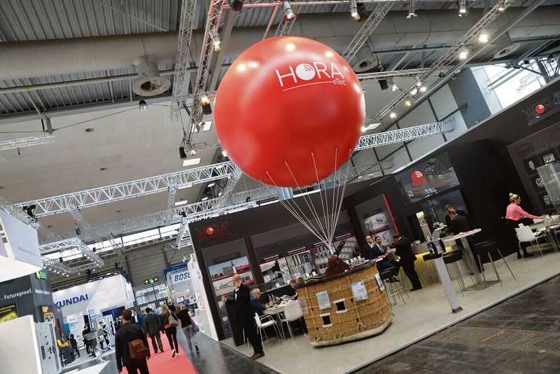 Mit einem Heißluftballon macht Hora E-Tec (Halle 12, Stand E62) auf sich aufmerksam. Das Unternehmen stellt beispielsweise neue Aluminium-Reihenklemmen vor. (MICHAELHECK-FOTOGRAFIE.DE)