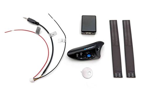 Im umfangreichen Lieferumfang sind Halteriemen inklusive Ersatzriemen, das Interface, Kabel, ein Montagewerkzeug sowie Schaumstoffklebepads.(Bild:  Blaupunkt)