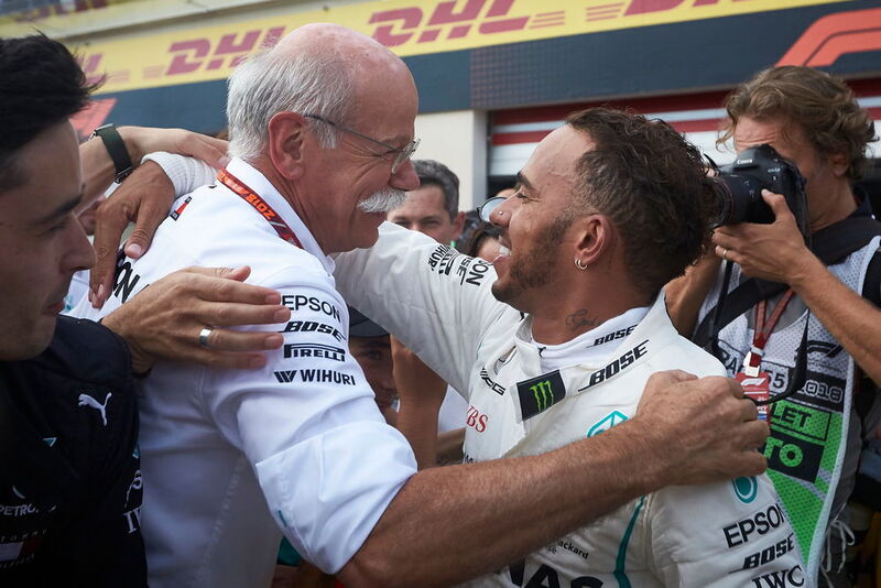 Daimler-Chef Dieter Zetsche gratuliert in Mexiko-Stadt dem frisch gebackenen F1-Weltmeister Lewis Hamilton zum Titelgewinn. (Daimler AG)