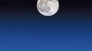 Die Mondoberfläche ist von deutlich erkennbaren Kratern gezeichnet, die durch Einschläge von Asteroiden entstanden sind. Aber woher kamen diese Asteroiden? (NASA, Mark Garcia)