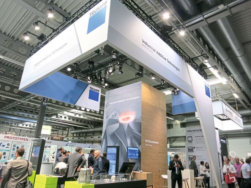 Die Firma Trumpf hat sich mit Laserschneidmaschinen einen Namen gemacht. Da ist der Weg zum pulverbettbasierten Laserschmelzen (Laser Metal Fusion) nicht mehr weit. (Bild: Schäfer / Devicemed)