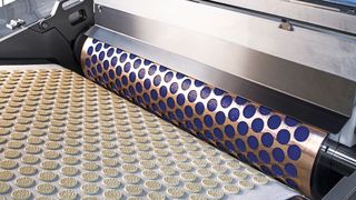 Bei dieser Fabrik für Kekse transportieren breite Förderbänder das Gebäck von Station zu Station. Für den Transport der Daten und der Energie sorgen komplette Kabellösungen von Lapp. (Lapp)