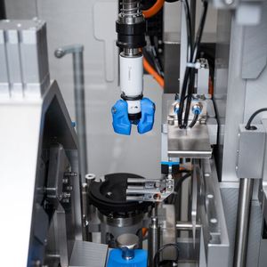 Die neue Optima-Moduline-Smart ist hier mit einem Verschließmodul zu sehen, das mit Formatteilen aus dem 3D-Drucker flexibel bestückt werden kann.(Bild:  Optima)