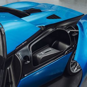 Unterm Kotflügel befindet sich ein kleiner Stauraum, in dem sich handliches Gepäck unterbringen lässt.(Bild:  Gordon Murray)