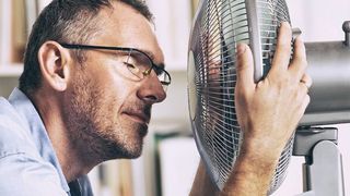 Wenn die Temperaturen steigen, müssen Mitarbeiter kreativ werden. (Bild: ©Monika Wisniewska - stock.adobe.com)