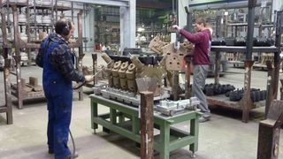 Kernfertigung für V8-Motorengehäuse  (Bild: Luidpoldhütte)
