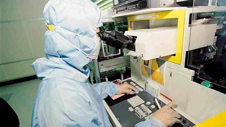 TSMC ist nach Intel und Samsung der weltweit größte Halbleiterhersteller. 2020 erwirtschaftete das Unternehmen einen Jahresumsatz von 45,5 Milliarden US-Dollar und einen Gewinn von 17,6 Milliarden US-Dollar.(Bild:  Taiwan Semiconductor Manufacturing)