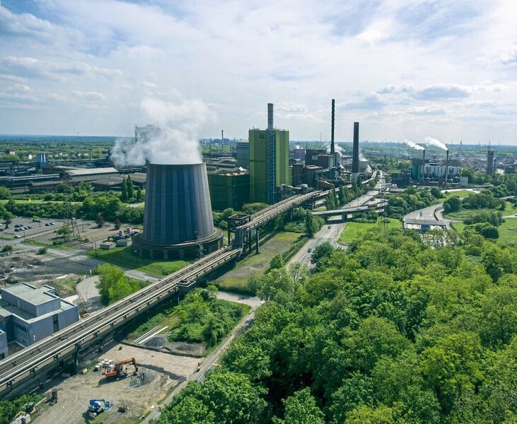 Standortschau in Duisburg: Der größte Hochofen Europas, die mit 250 Metern höchsten Kamine eines deutschen Stahlwerks und über 75 Millionen Tonnen Roheisen in 20 Betriebsjahren allein eines Ofens unterstreichen den Maßstab des Projekts. (Thyssenkrupp)