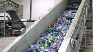Zwei vollautomatische Kanalballenpressen von HSM machen es möglich, die Verpackungen im Volumen drastisch zu reduzieren und in Form von Wertstoffballen in den Recyclingkreislauf zurück zu führen. (Bild: HSM)