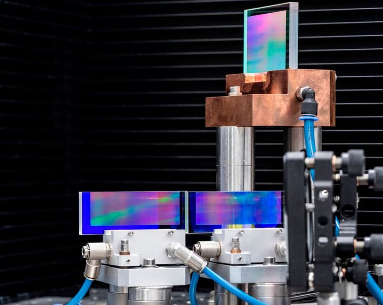 Das sind die am IOF selbst entwickelten Reflexionsgitter, die zur Multi-Kilowatt-Strahlkombination eingesetzt werden – und zwar bei Wellenlängen von zwei Mikrometern. (Bild: Fraunhofer-IOF)