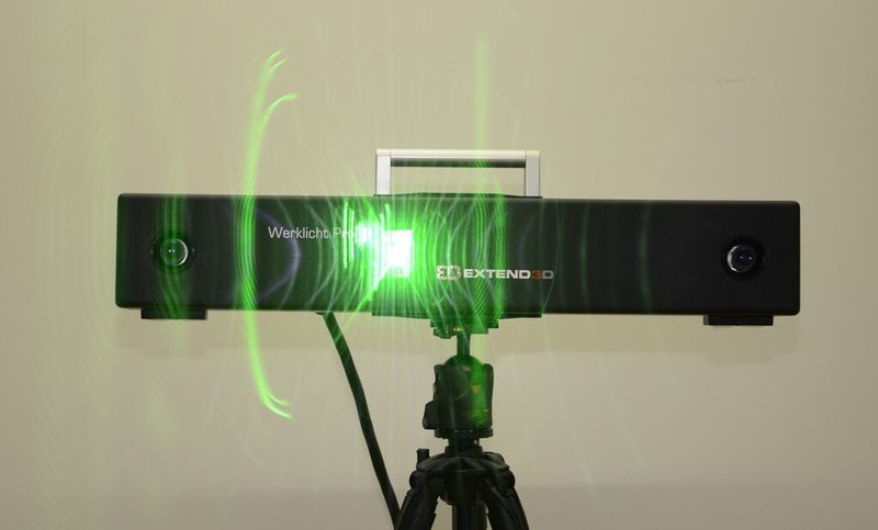 Als intelligenter Laserprojektor zeigt Werklicht Pro CAD-Informationen direkt auf Bauteilen an und macht somit Schablonen und Koordinatenmessmaschinen überflüssig. (Bild: 3DExtend)